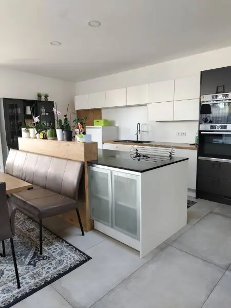 Modernes Wohnhaus  mit angrenzender Café-Bar und 2200m2 Grundstück