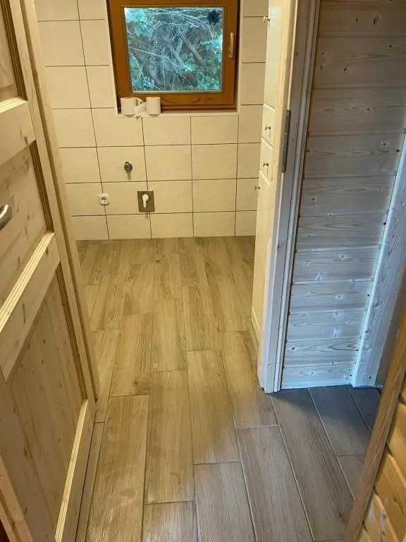 Badezimmer mit Platz für Waschmaschine