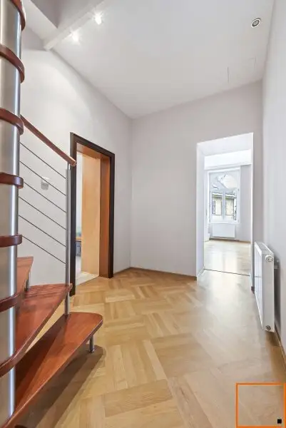 In Bestlage nahe Karmelitermarkt: Zentral begehbare Maisonette-Altbauwohnung in sehr gepflegtem Zustand und freiem Blick