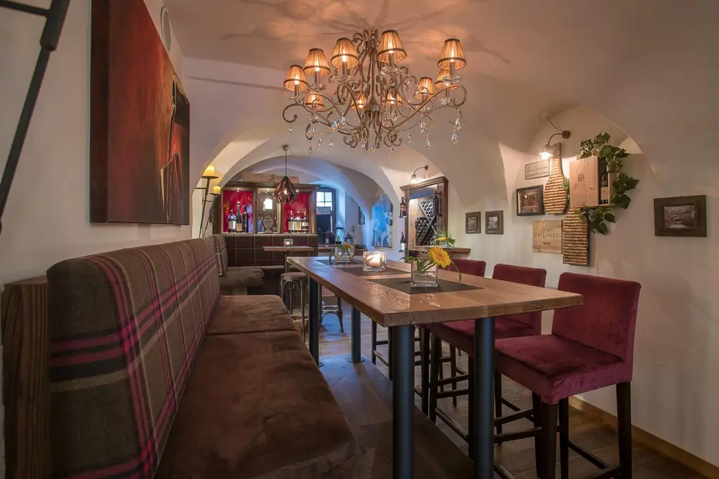 "Wein trifft Kaffee" – Erfolgreiches Lokal mit besonderem Ambiente - zur Sofortübernahme!