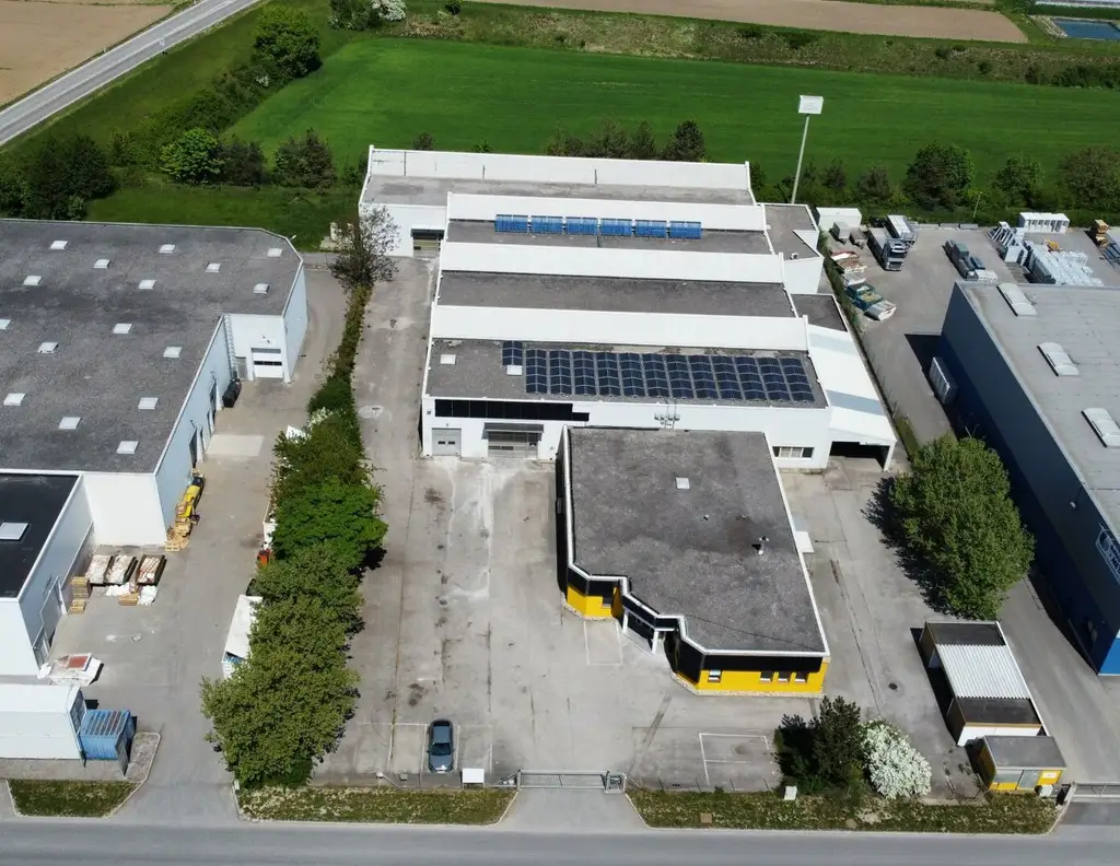 Logistik- und Produktionsstandort mit Weitblick - Hallen, Büros, Werbefläche & Top-Anbindung
