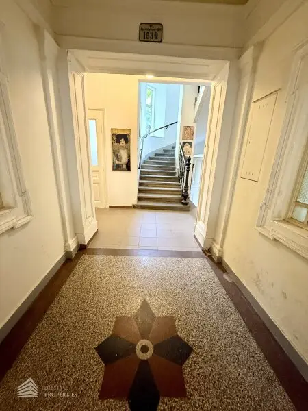 Helle Wohnung mit Balkon auf ganzer Etage zzgl. Rohdachboden, Nähe Einsiedlerpark
