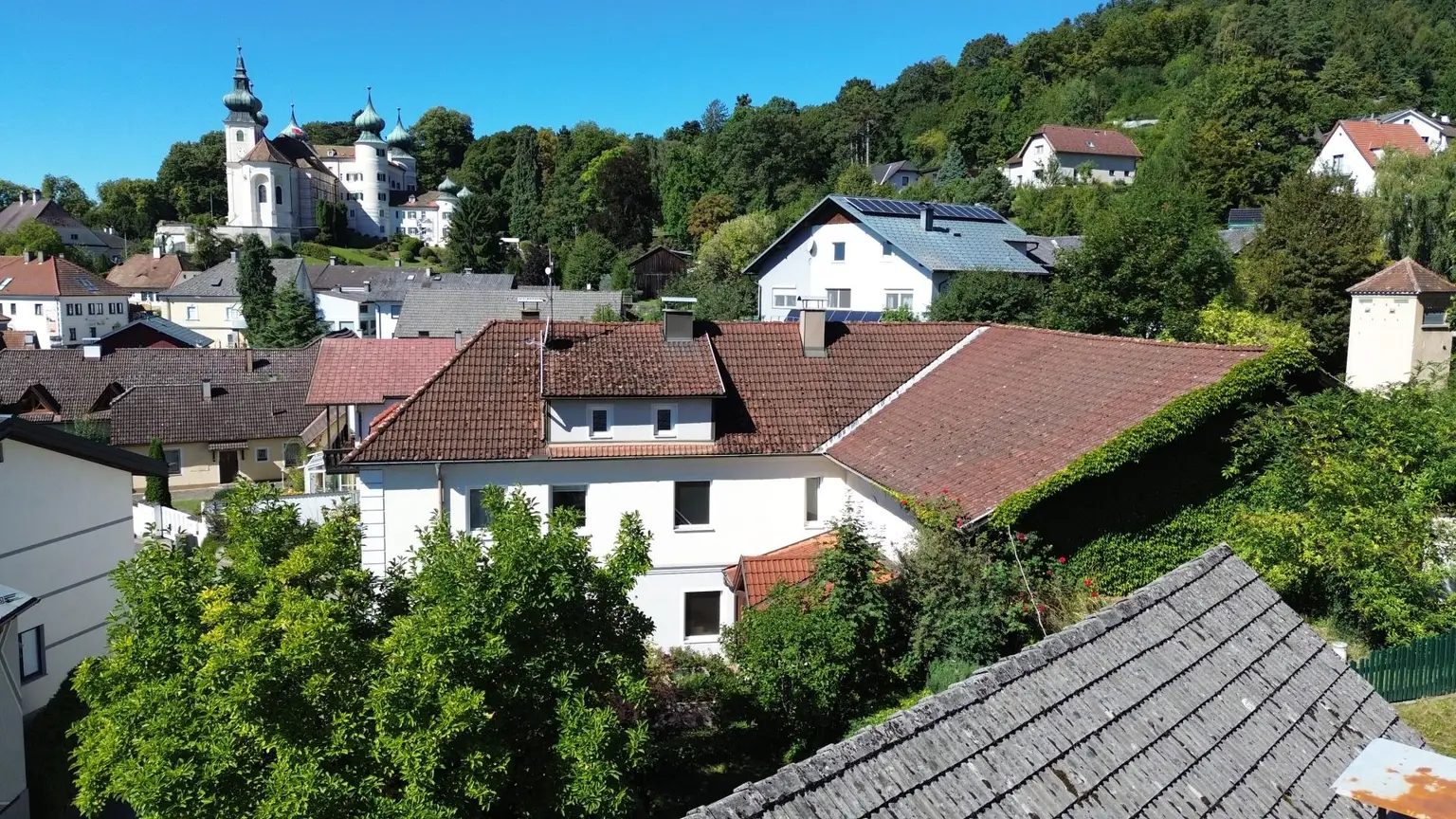 Großzügiges Wohnhaus mit großem Wirtschaftsgebäude und Schlossblick