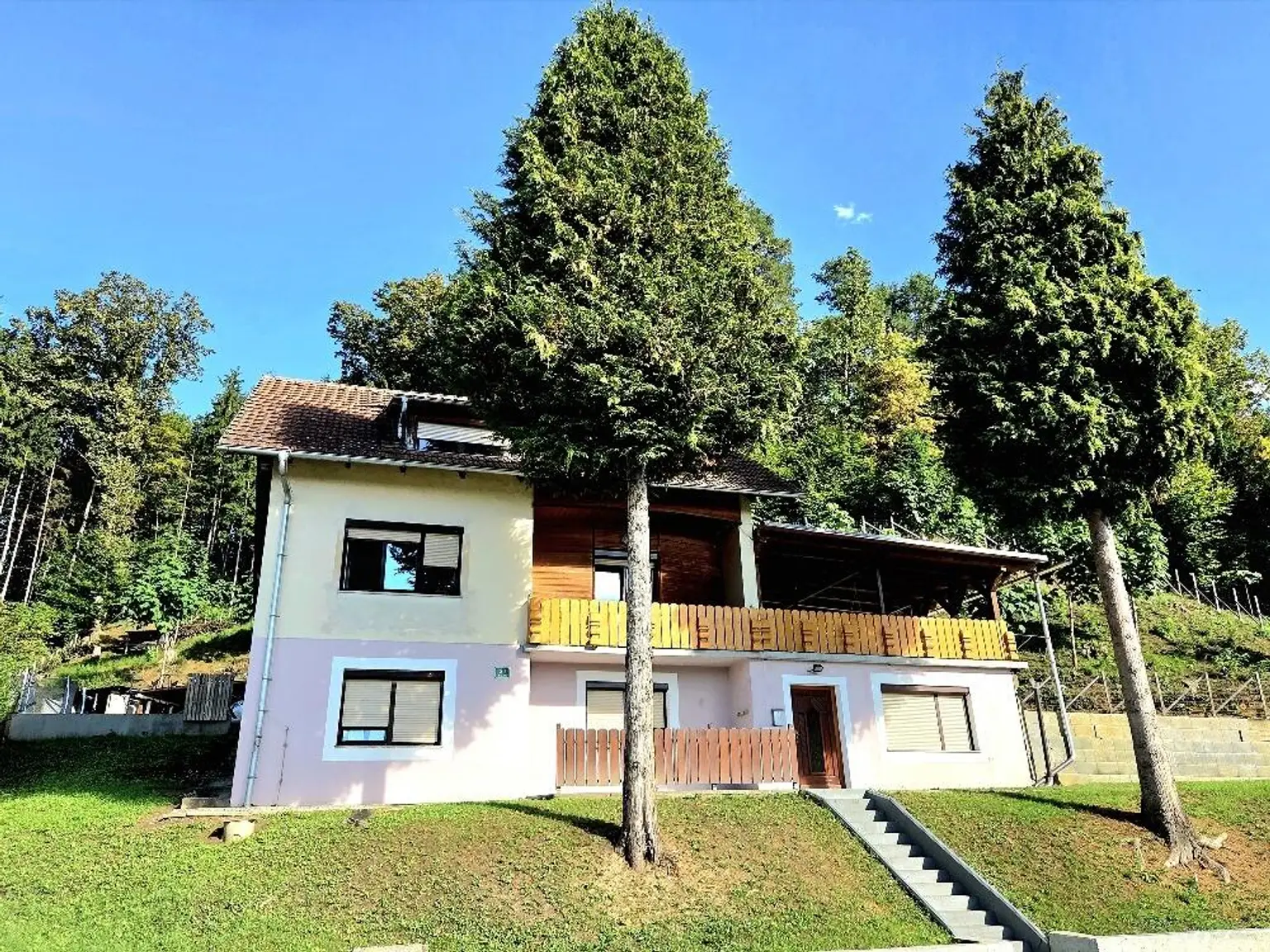 **Traumhaftes Mehrfamilienhaus im Grünen – Landleben pur!**