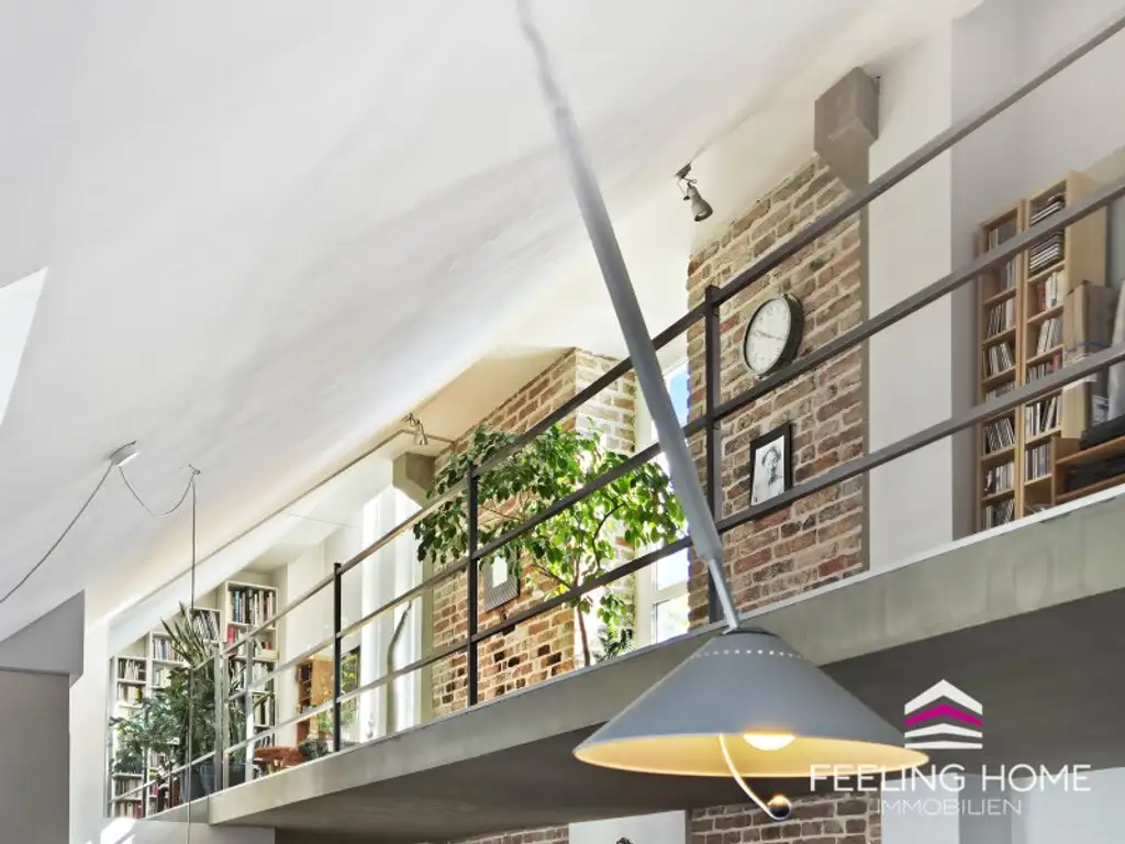 SPEKTAKULÄR! DG-Maisonette mit 5,20m Deckenhöhe & traumhafter Galerie – Wohnen wie im Loft mit großer Terrasse!