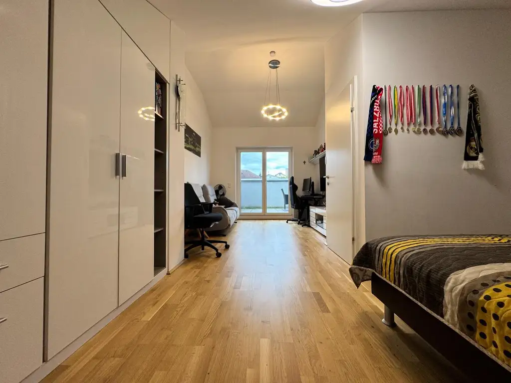 Moderne Reihenhausvilla mit Studio im DG und XXL-Dachterrasse, Carport und KFZ-Abstellplatz in Zentrumsnähe von Vöcklabruck