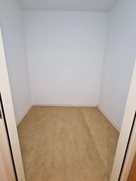 BUCHENGASSE, U1-NÄHE, 57 m2 Neubau mit 10 m2 Terrasse, 2 Zimmer, Komplettküche, Wannenbad, Parketten, 1. Liftstock