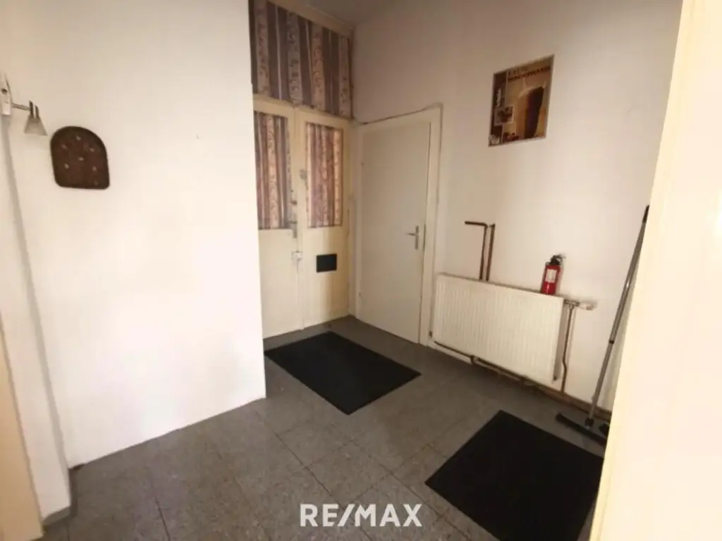 3 Zimmer Wohnung im 1. Stock zum Renovieren. Direkt gegenüber AKH.