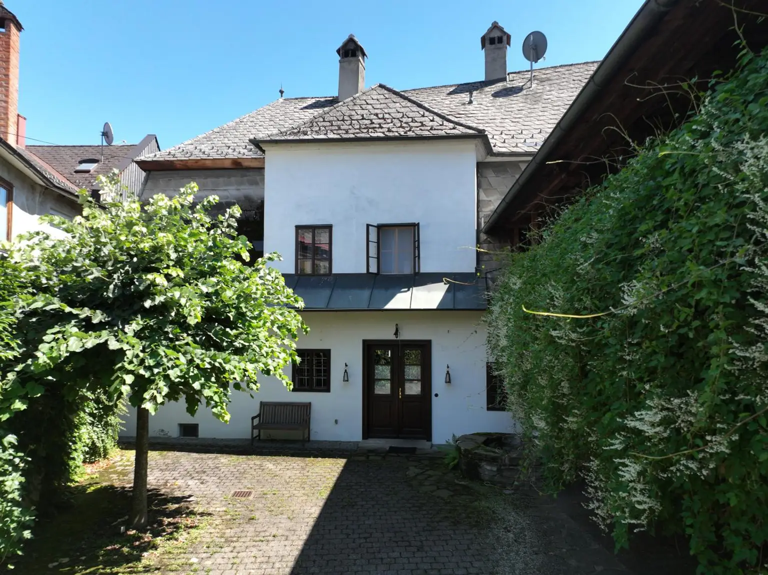 Wohnhaus mit unseinsehbarem großen Garten