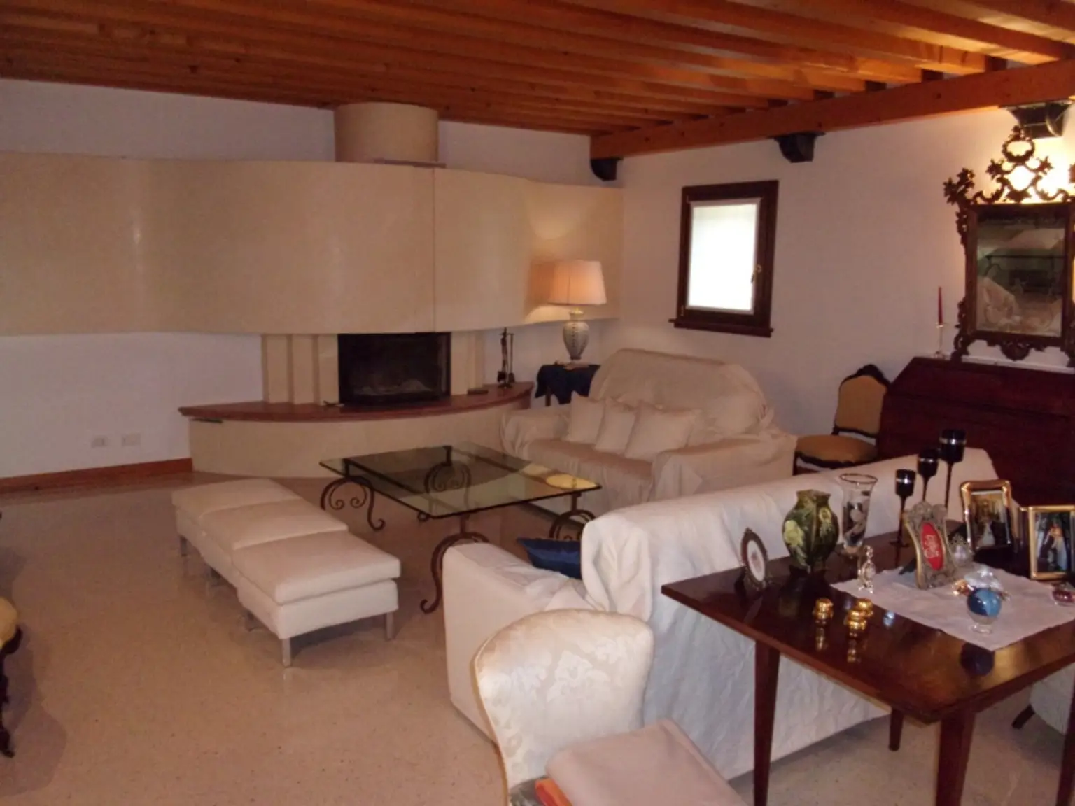 Wohnzimmer mit kamin