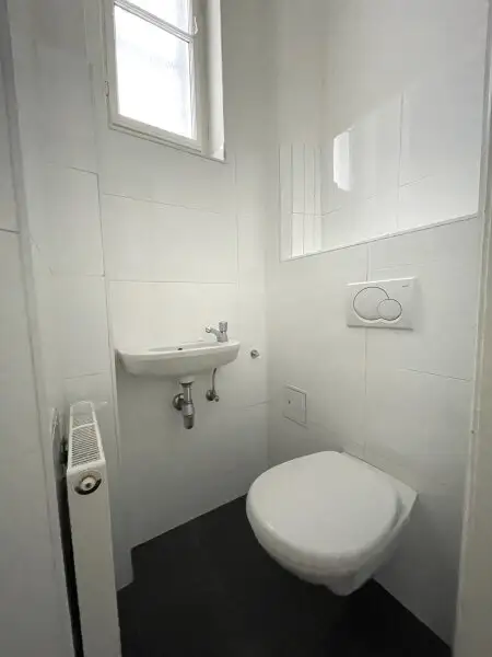 Stilvolle 2 Zimmer Wohnung, neu saniert, im wunderschönen Stilaltbau