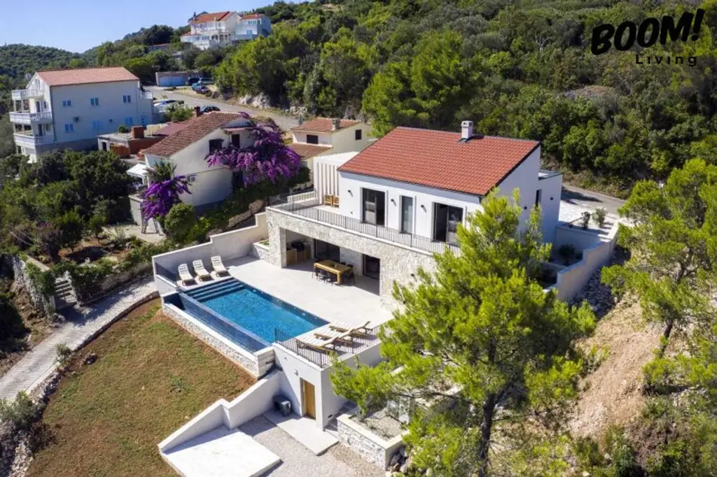 Mediterraner Traum trifft moderne Urbanität - Stillvolle Design Villa im Herzen der Insel Iz