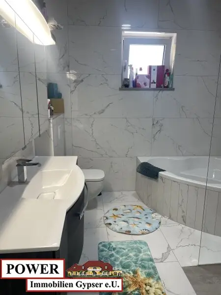 Neuwertiger Bungalow in unschlagbarer Lage, zentral, umgeben von Grünland in Bachnähe!