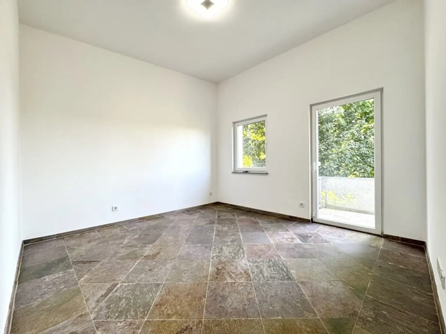 Grüne Ruheoase mit toller Infrastruktur I großzügiger Garten + Balkon I geräumige Zimmer I 2 Bäder I Alarmanlage I