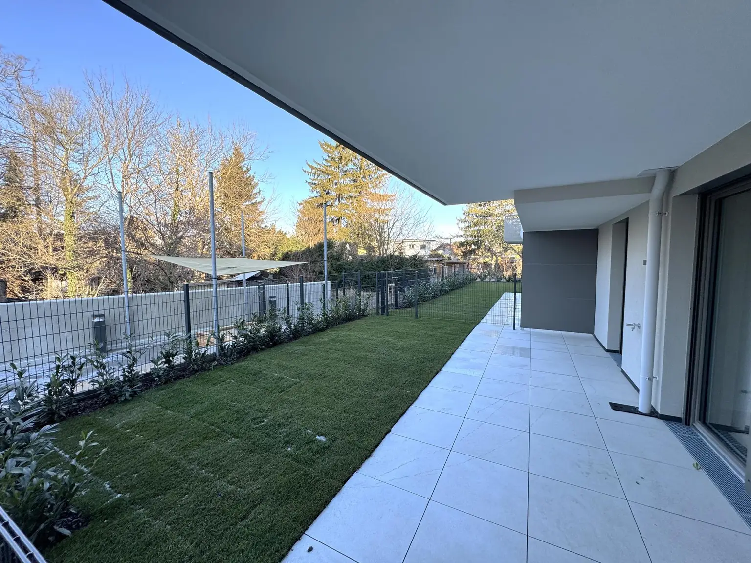 Garten mit Sicht auf Spielplatz_01