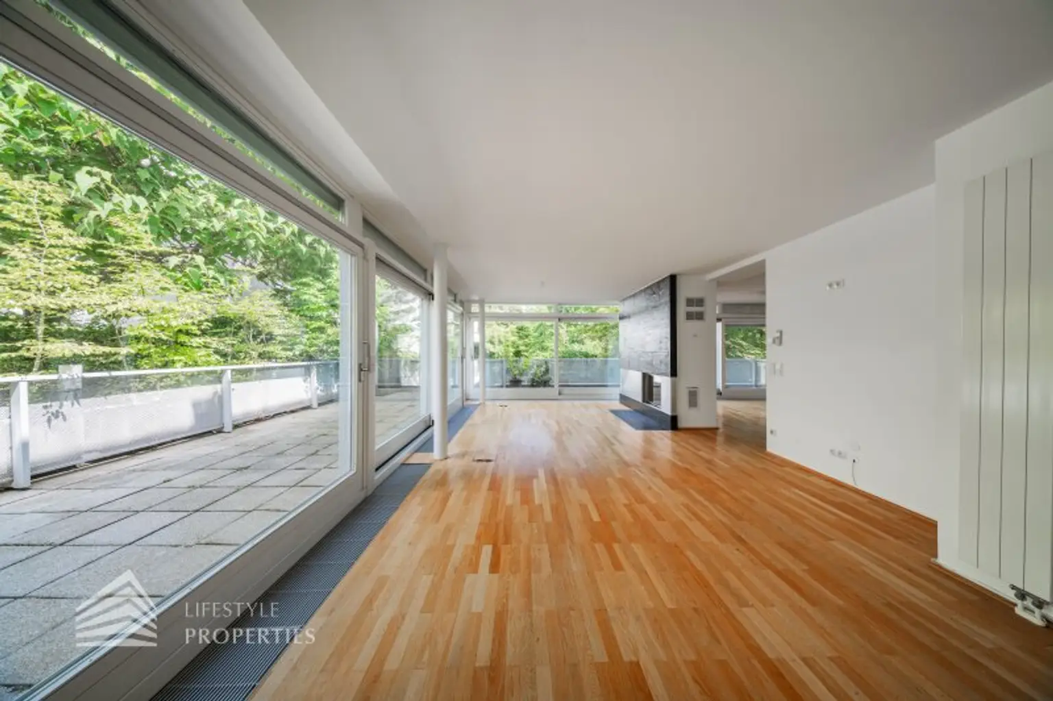 Wunderschöne 4 - Zimmer Wohnung mit Terrasse und 2 Balkonen