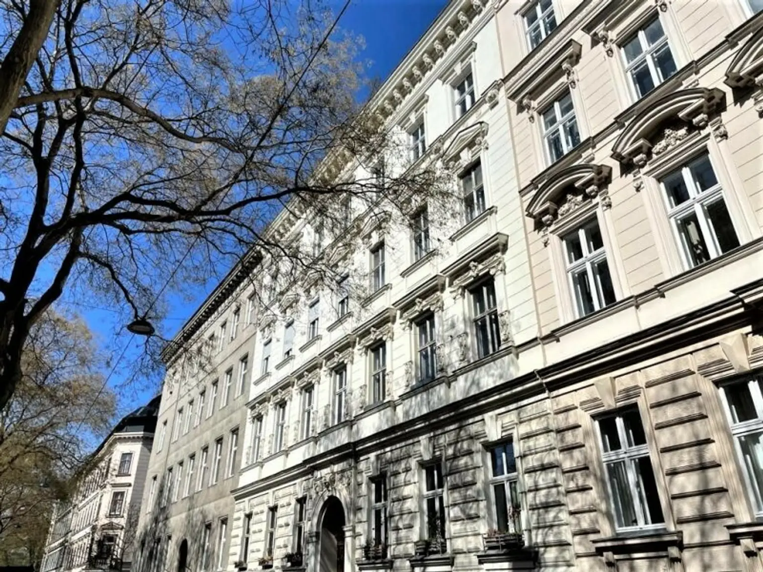 ROCHUSMARKT-NÄHE, sonnige 103 m2 Altbau, 3 Zimmer, WG-geeignet, Küche, Wannenbad, Parketten, Geusaugasse