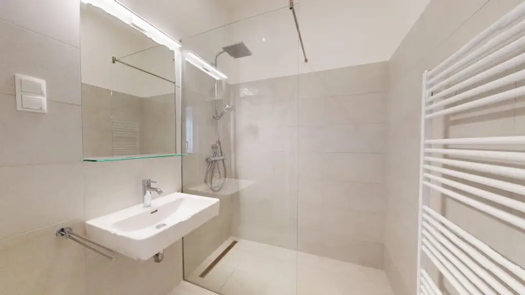 2 -Zimmer-Altbauwohnung - Sanierungsbedürftig