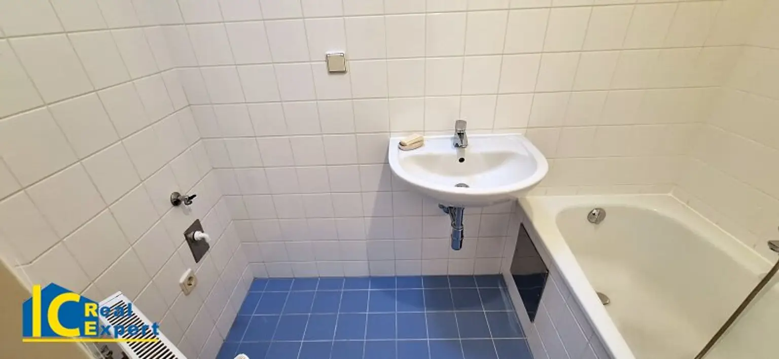 Platz für Waschmaschine, Wannenbad, Handwaschbecken