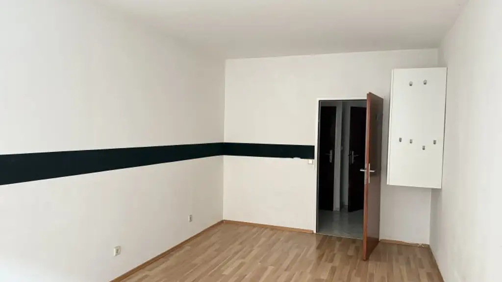 Kirchstetterngasse: 2 Zimmer mit separater Küche (zenral begehbar) im Ersten Liftstock!