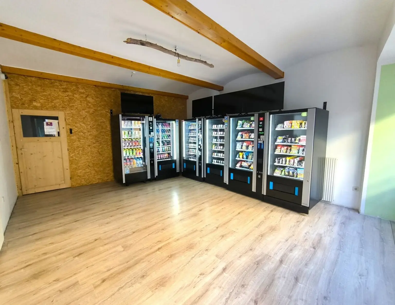 Zentral gelegenes Zinshaus mit 2 Wohnungen, 2 Geschäftslokalen und eigenem Ateliergebäude, teilsaniert.