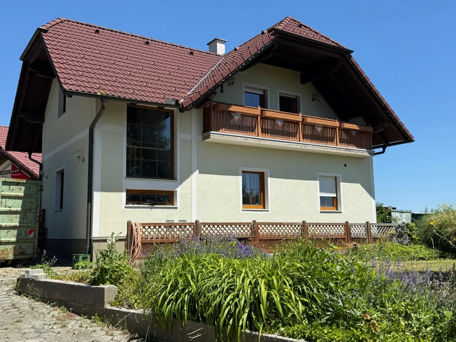 Idylisches Mehrfamilienhaus mit Werkstatt