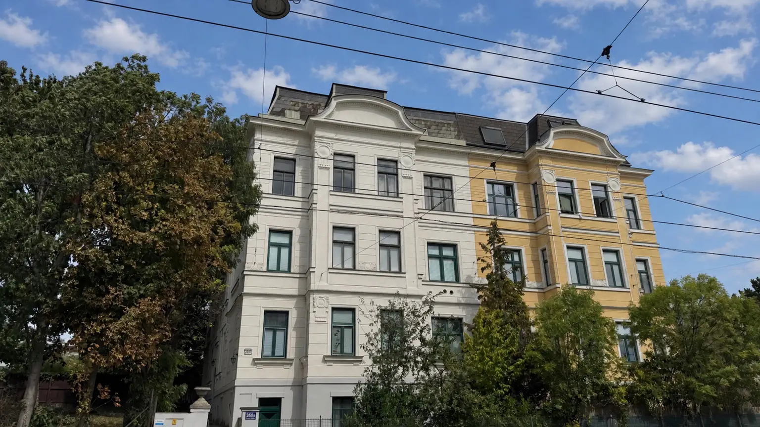 Stilvoller Altbau mit Potenzial und wunderschönem Gemeinschaftsgarten