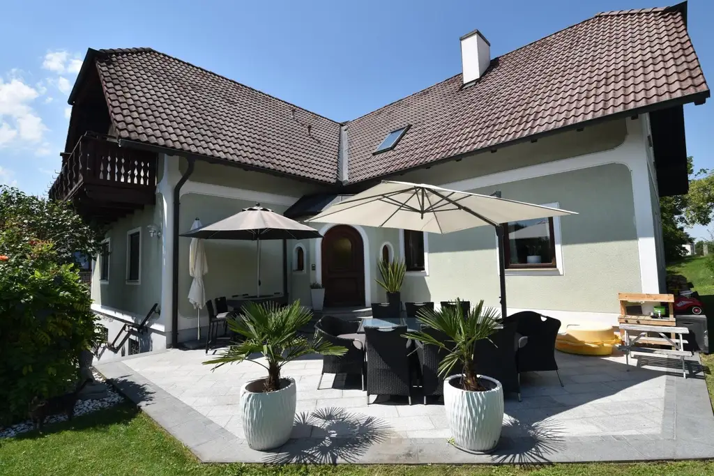 Großzügiges Wohnhaus mit zwei Wohneinheiten