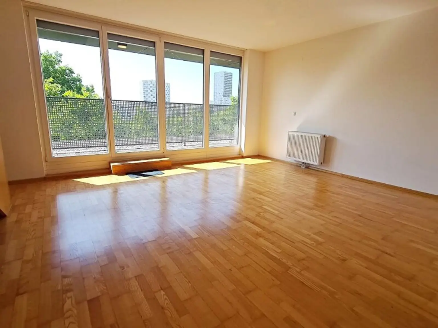 INNSTRASSE, FERNBLICK, unbefristete 97 m2 Dachgeschoß-Maisonette mit Loggia, 2 Zimmer, Komplettküche, Wannenbad, Parketten, gefördert