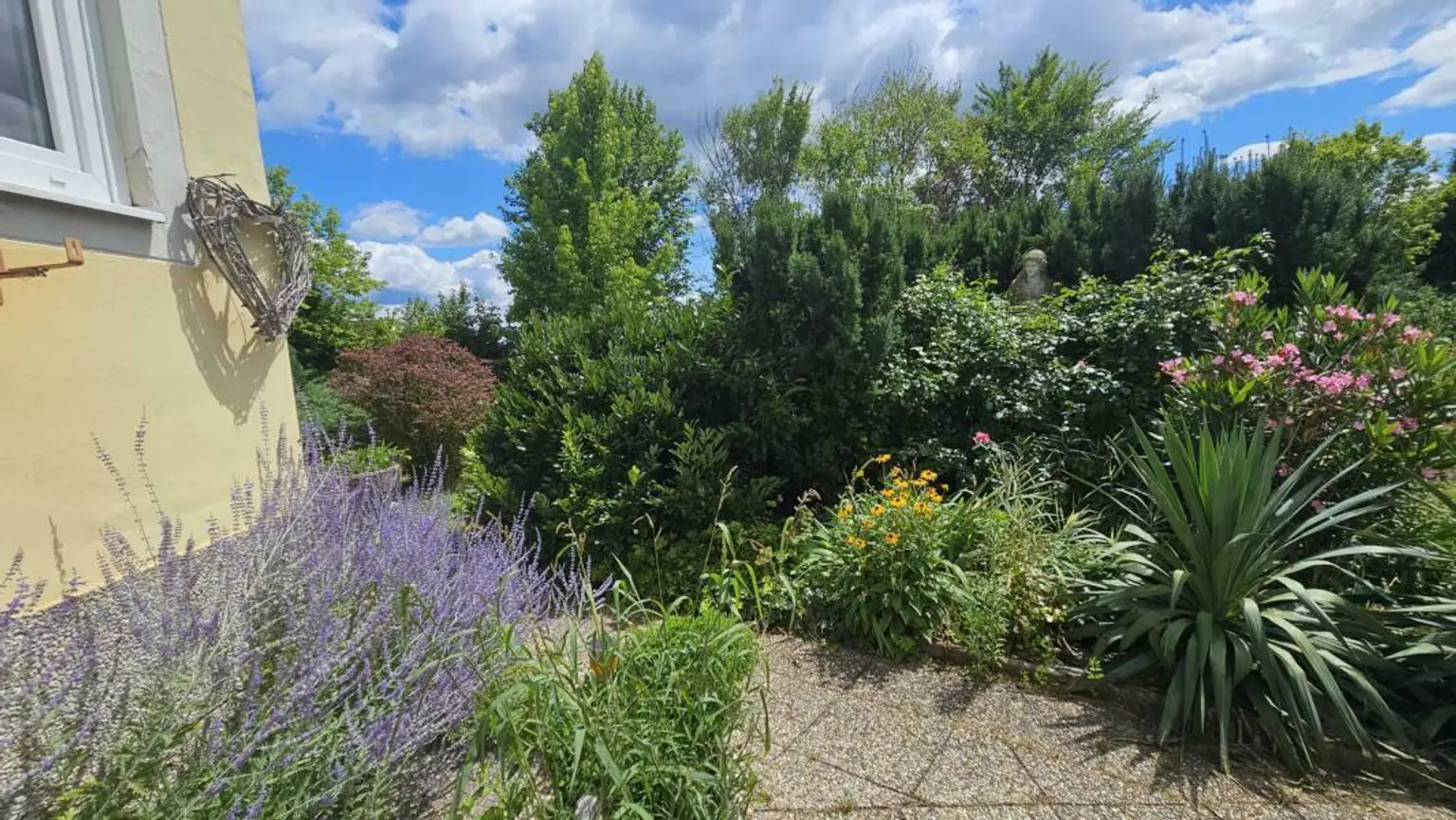 **Villa mit Türmchen in bester Lage  ** 2 Wohneinheiten ** parkähnlicher Garten **2 Parzellen **