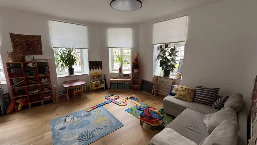 Lage Lage Lage - 99 m² Wohnung mit Potenzial & 4 Zimmern Nähe Kutschkermarkt