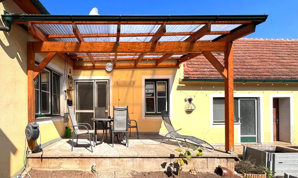 Ehemaliges Bauernhaus mit Nebengebäuden