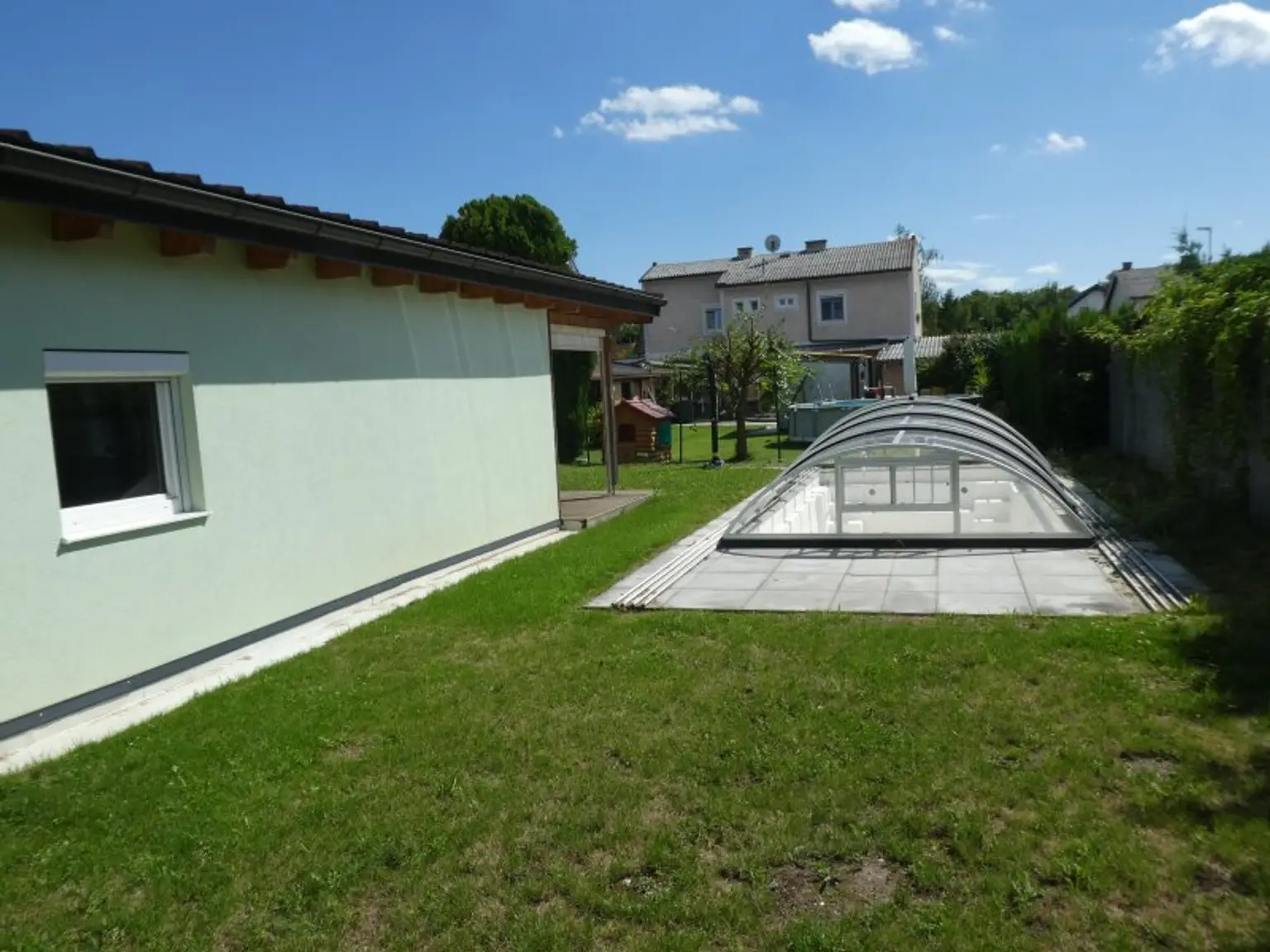 NEUER PREIS - neuwertiges, vollmöbliertes, barrierefreies Wohlfühlhaus auf Eigengrund mit Pool und Klimaanlage