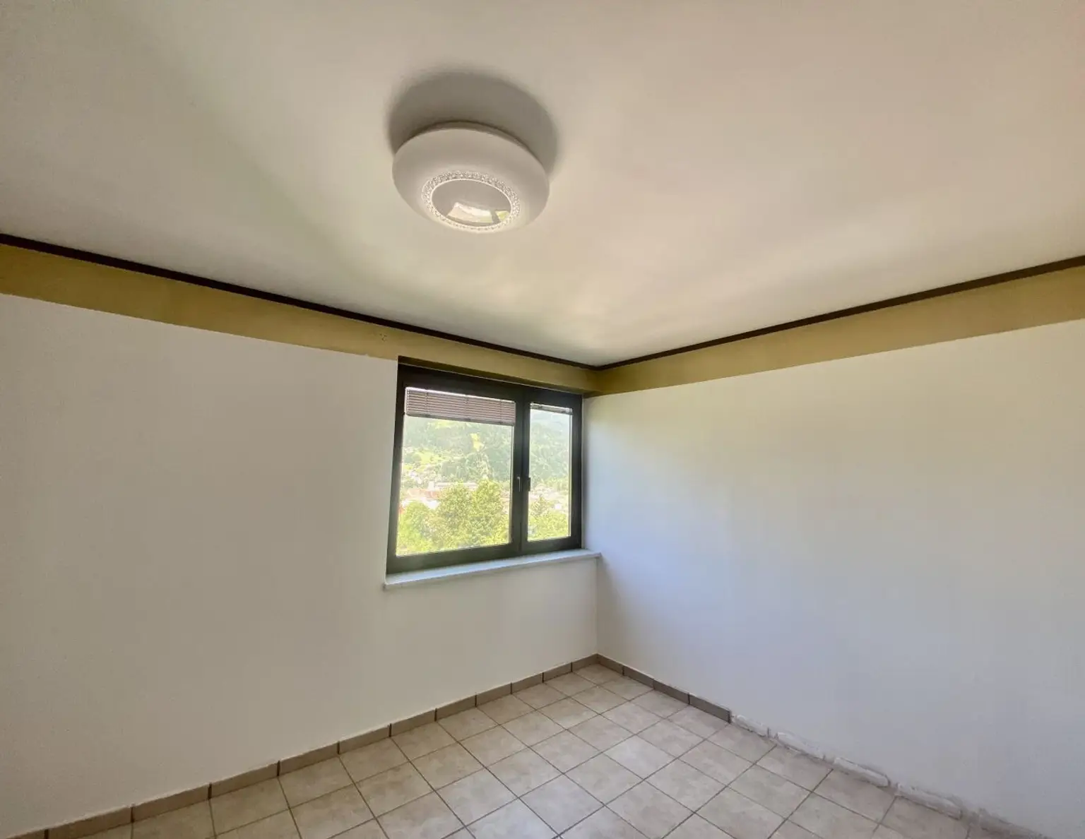 Mürzzuschlag: Willkommen in Ihrem neuen Zuhause mit Ausblick ins Grüne! Gut aufgeteilte 3 Zimmer Wohnung mit Loggia und Garage!