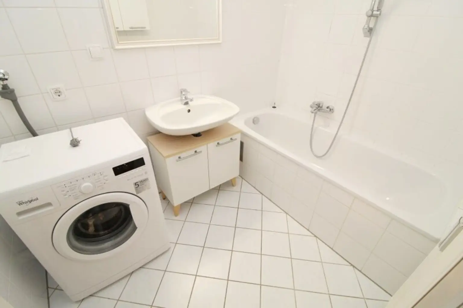 Ab 15. Dezember! Nahe U3! Zentrale 2-Zimmer-Wohnung inkl. Stellplatz zu vermieten!