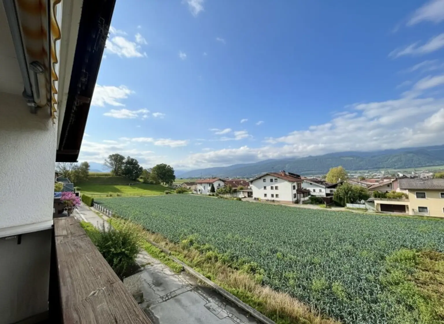 *geräumige 3 Zimmer Wohnung mit extra Küche, Balkon und Garage! Super schöne Aussicht inkludiert!