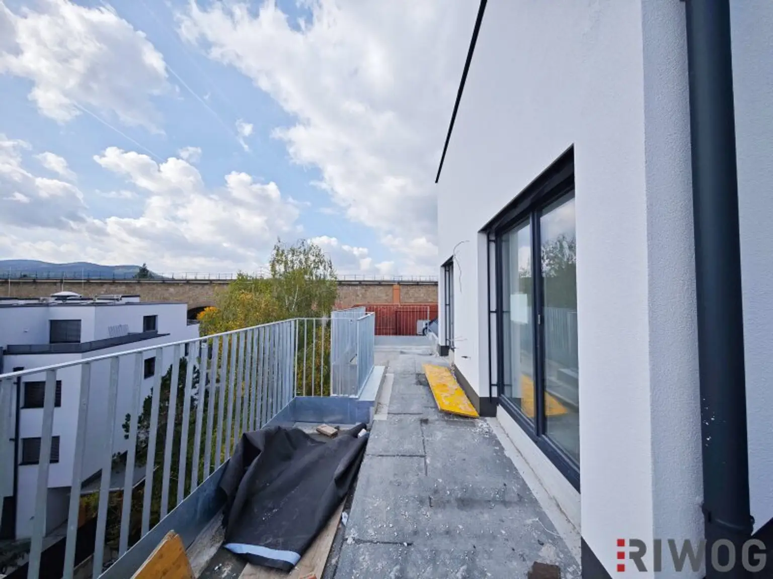 ERSTBEZUG | DG-Terrassenwohnung mit 3 Zimmern | Klima & Luftwärmepumpe | Tiefgaragenplatz | Nähe Liesing & Riverside