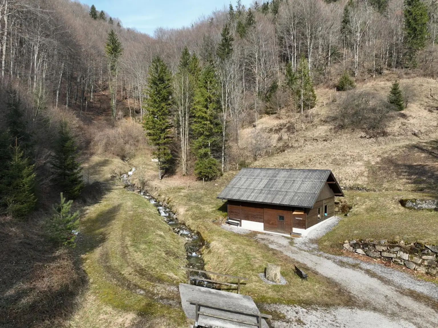 Einstellhütte Umgeben von Wald und Bach