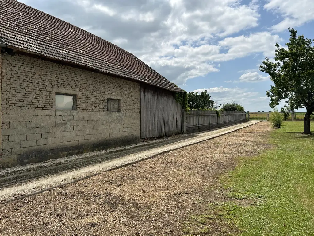 Weinviertler Bauernhaus mit großen Grundstück