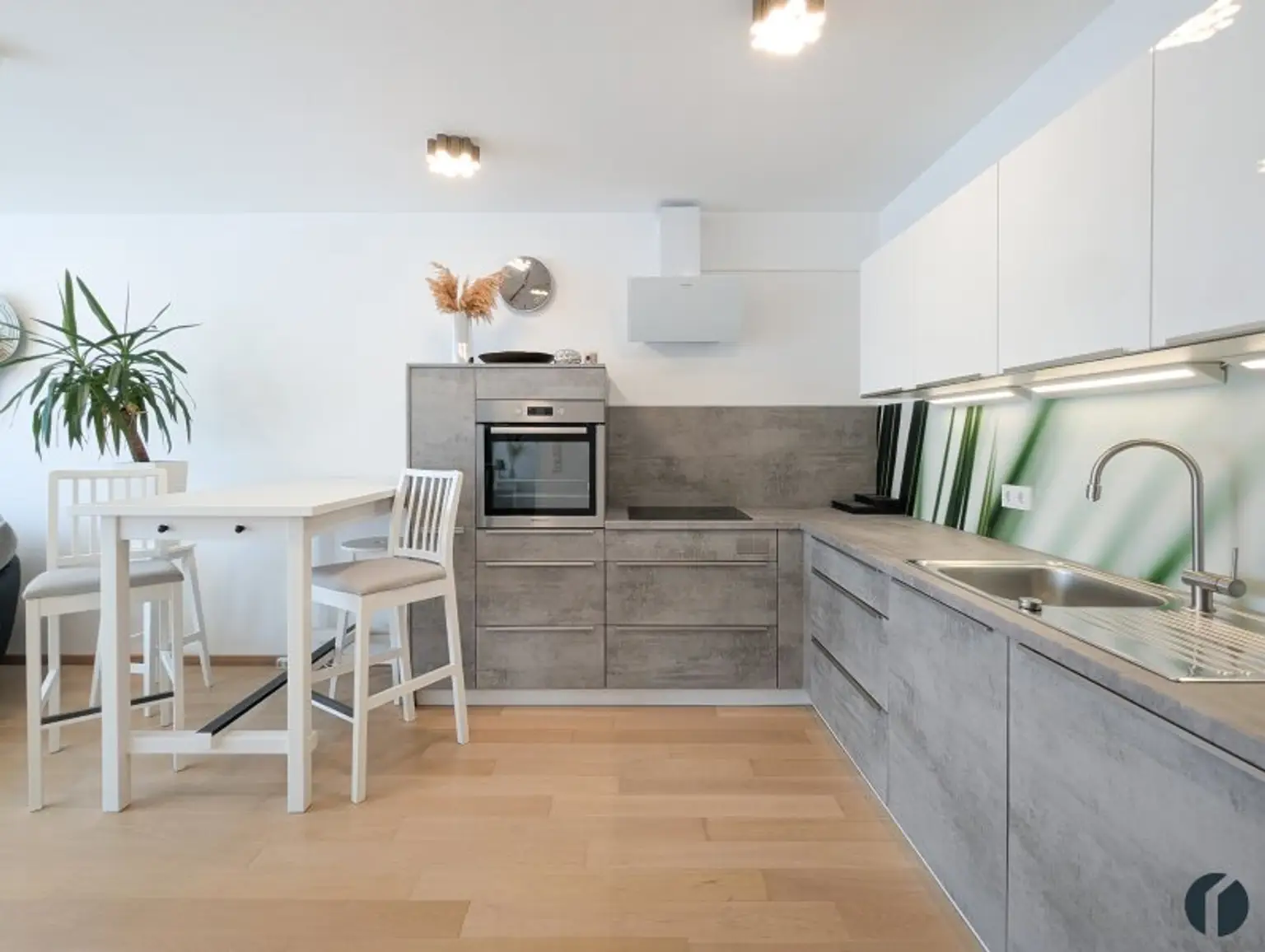 Exklusives Refugium mit Schwimmbiotop – Stilvoll möbliertes 2-Zimmer-Apartment in Ruhelage