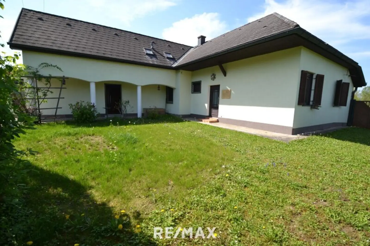 Eingangsbereich mit Arkadengang