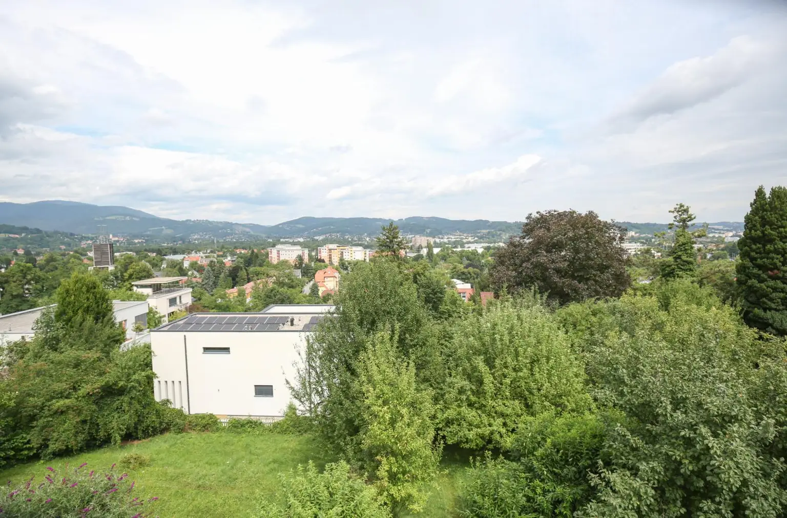 Lichtdurchflutete 3-Zimmer-Wohnung: Balkon, Blick ins Grüne & ruhige Lage