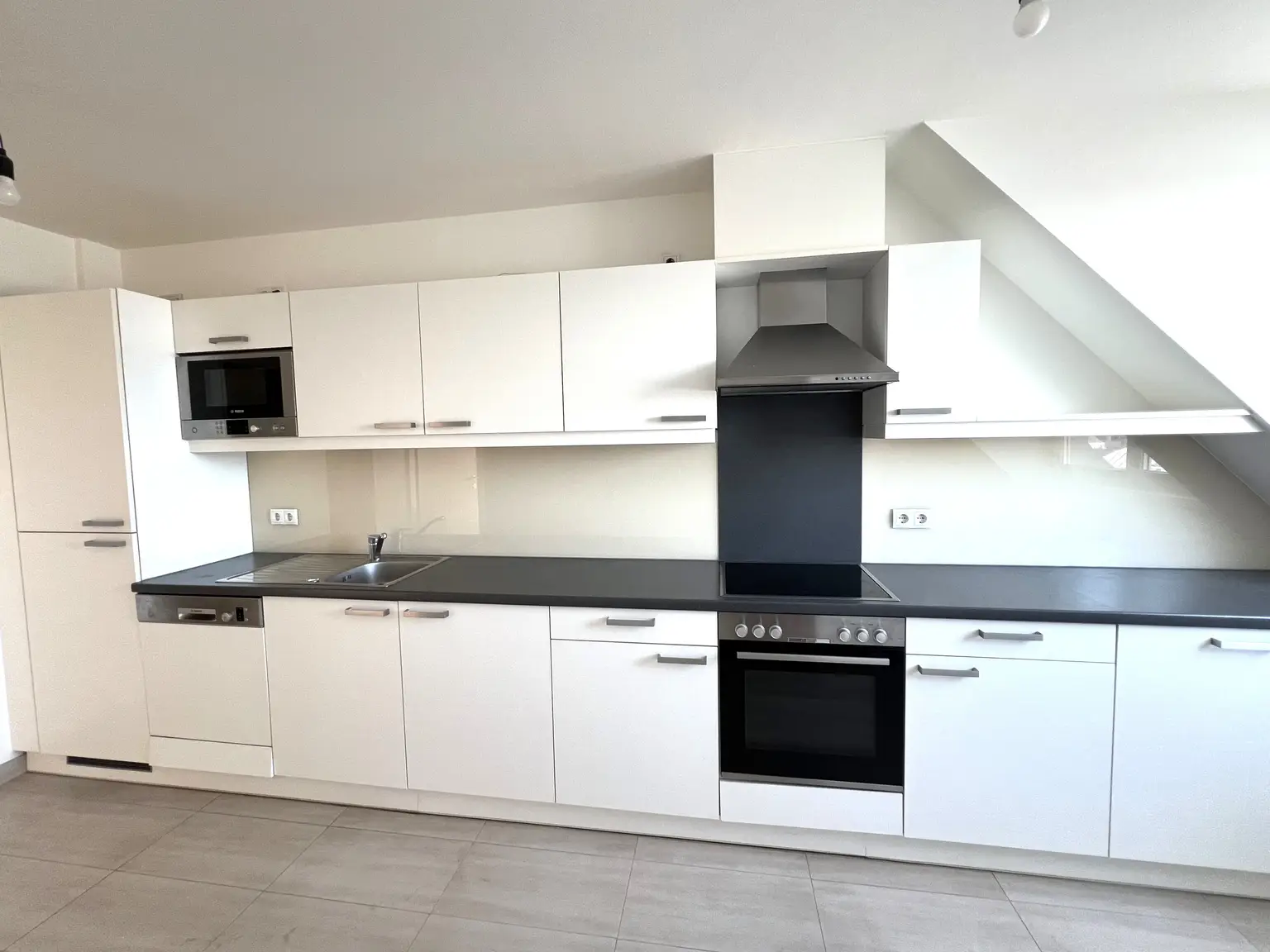 Modernes Wohnen nahe Naschmarkt: Klimatisierte Dachgeschoßwohnung mit Balkon und Terrasse