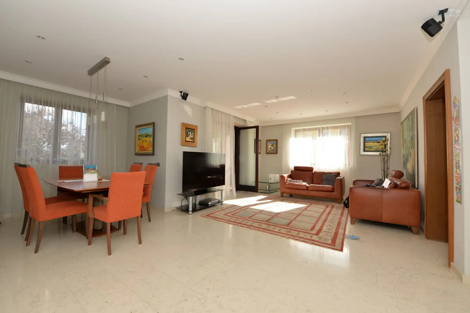 GARTENPARADIES   -  9.000 M² - 
LANDHAUS IN PARKLANDSCHAFT  
NUR 30 MINUTEN VON WIEN