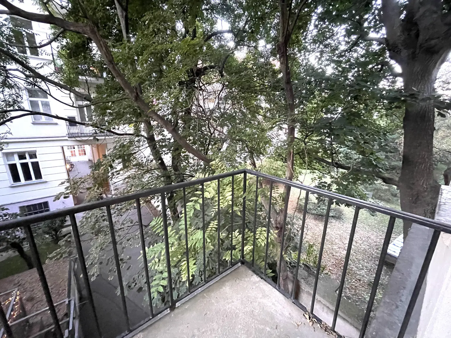 Bezaubernde 3-Zimmer-Wohnung mit kleinen Balkonen und Grünblick