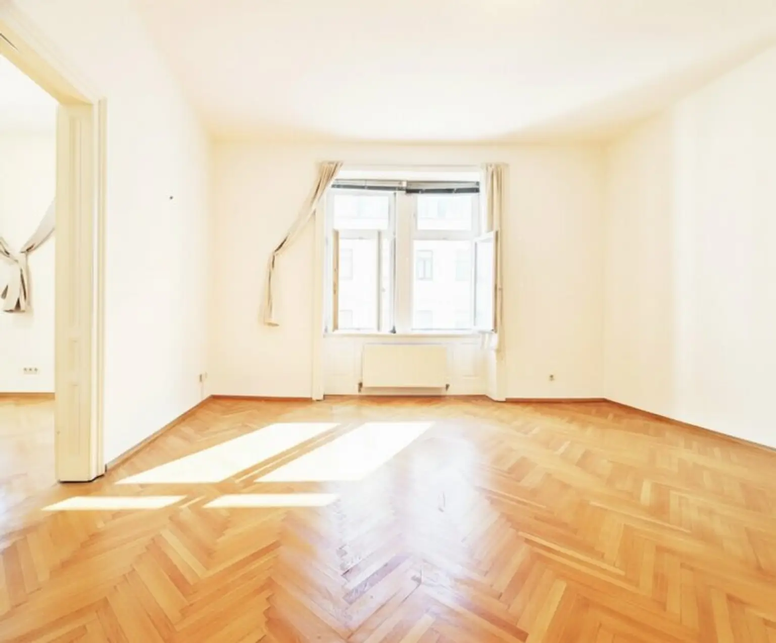 großzügiges Wohnzimmer 31 m²