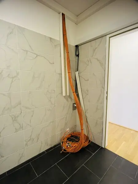 Vielseitig nutzbare, sanierte Praxis / Wohnung in zentraler Bahnhofsnähe in Brunn am Gebirge – Kauf oder Miete möglich!