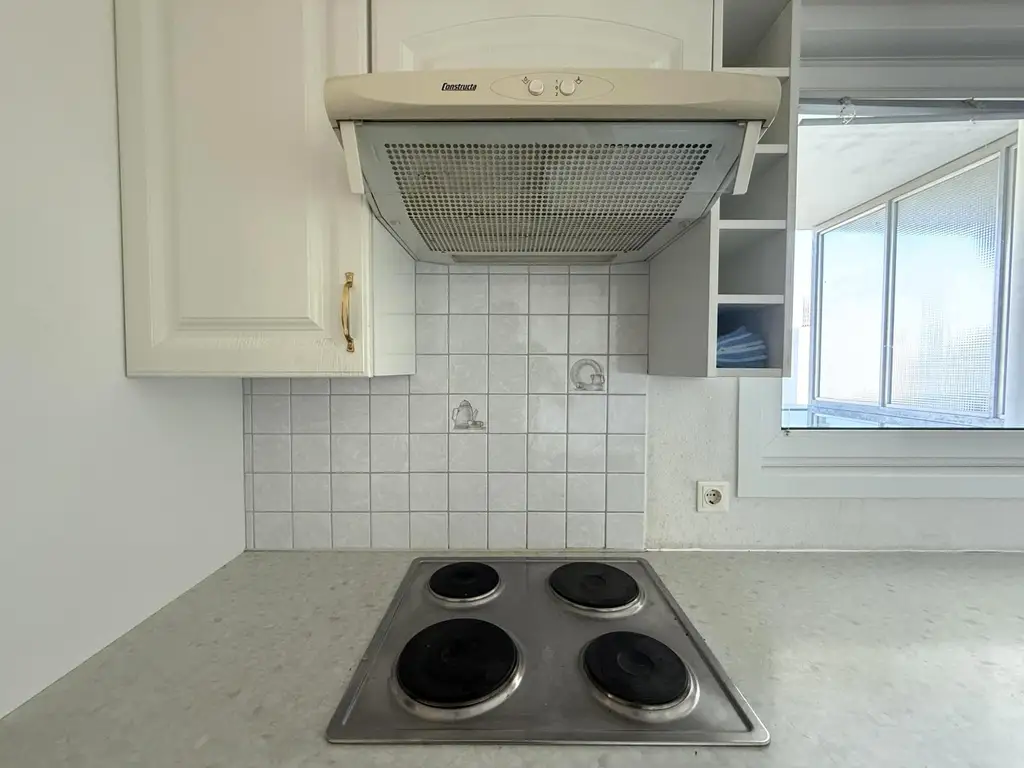 Eine helle, renovierungsbedürftige 3-Zimmer Wohnung // A bright 3-room apartment in need of renovation //