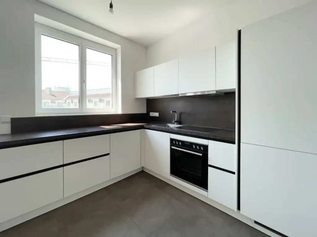 NÄHE NASCHMARKT: DG-AUSBAU IM ALTBAU - U4 Pilgramgasse - 3-Zimmerwohnung mit hofseitigem Balkon