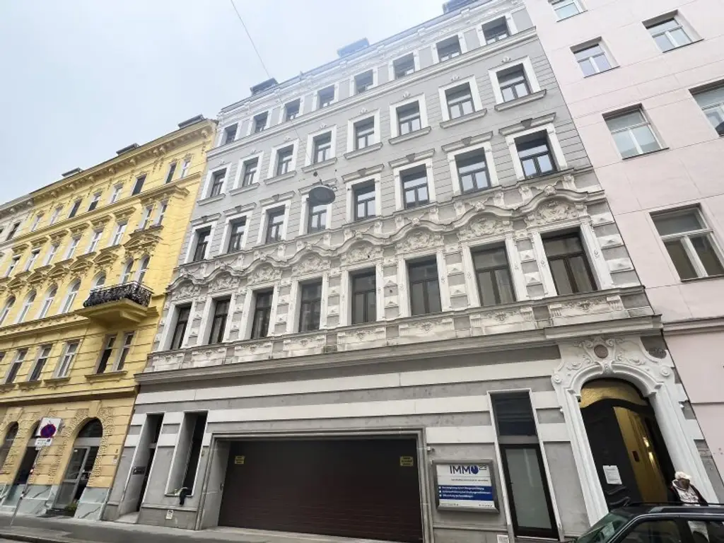 Altbau-Flair modern interpretiert: Vollsanierte 2 Zimmer Wohnung mit hofseitigem Balkon